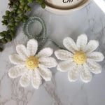 Crochet Daisy Auto Accessories Women Cute Rearview Mirror Charm Crafted Daisy Flower Gift Crochet Enthusiast Car Decoration Car Interior Aesthetics (White)